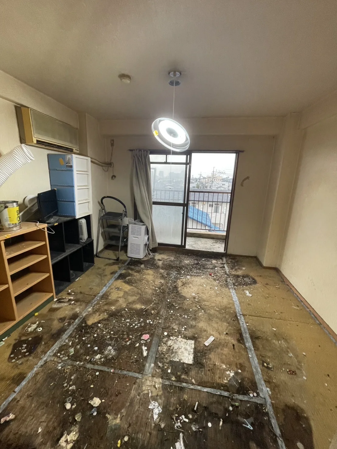 福岡県のゴミ屋敷片付け・汚部屋片付け | 九州片付け隊 久留米市の和室の引き渡し時。必要な家財を残し、畳には汚れや細かなごみが残る状態