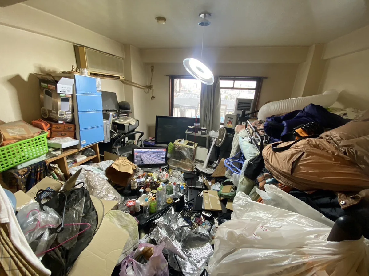 福岡県のゴミ屋敷片付け・汚部屋片付け | 九州片付け隊 久留米市の集合住宅で、生活ごみや家財が残る片付け前の和室
